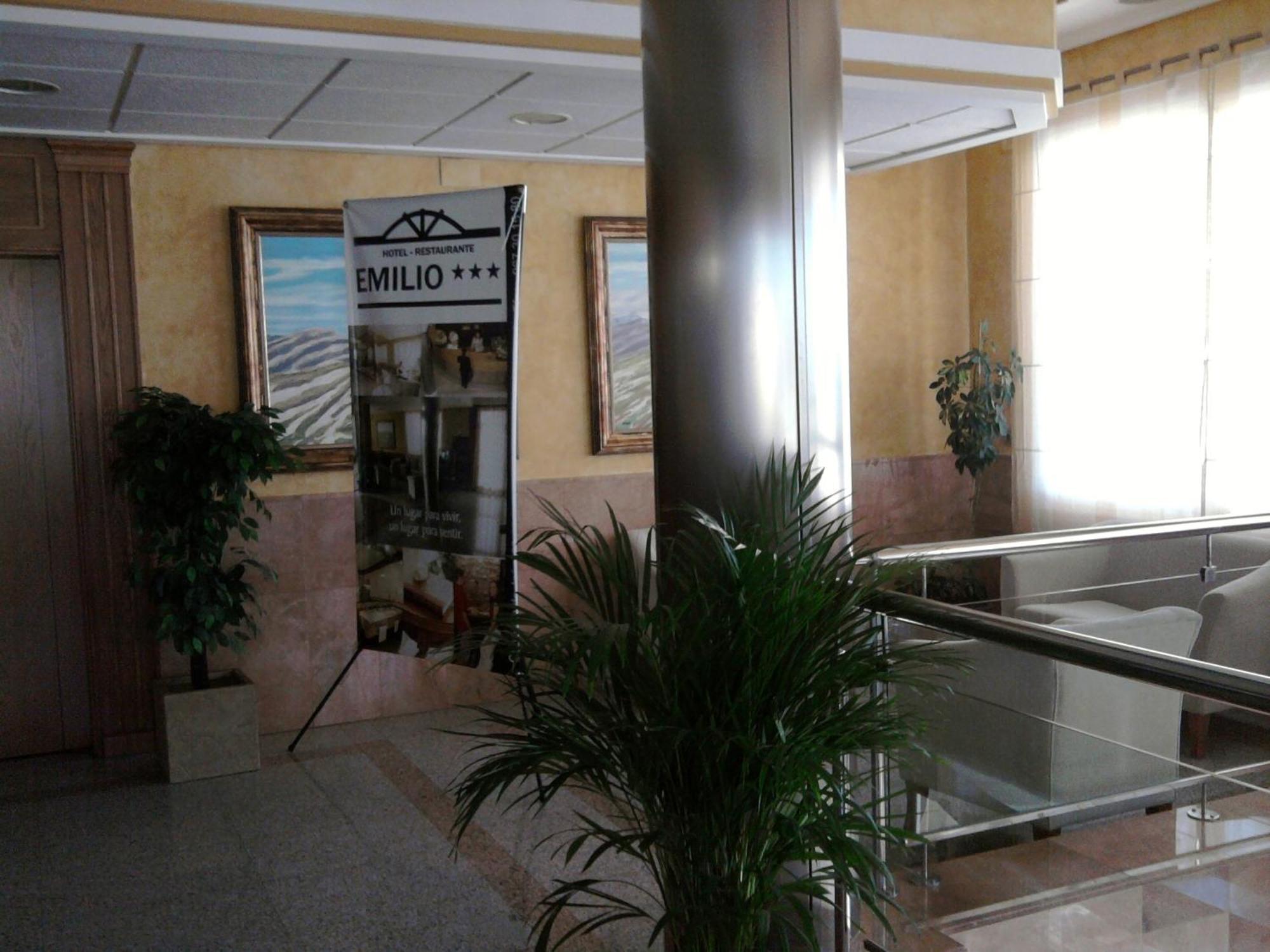 Hotel Restaurante Emilio Hellin Bagian luar foto