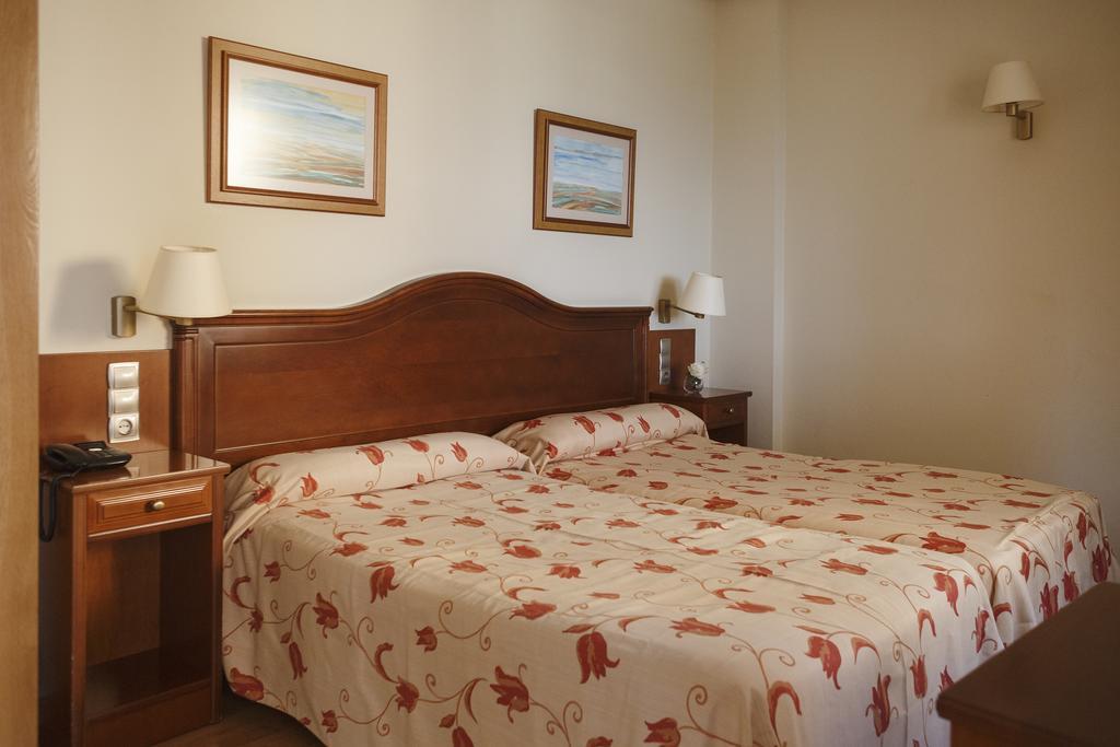 Hotel Restaurante Emilio Hellin Bagian luar foto